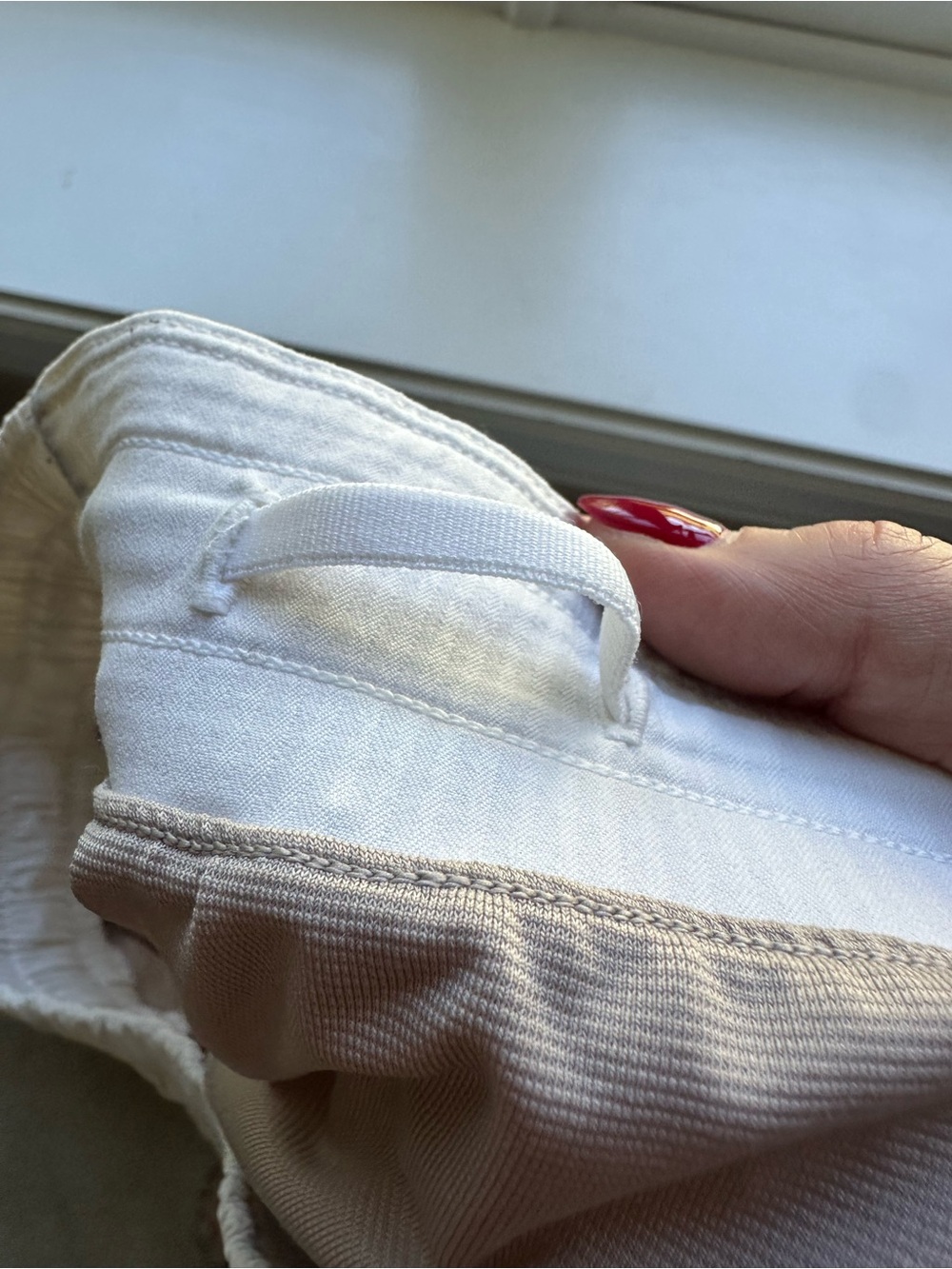 Lululemon shorts- Wht Sz4 - Picture 4 of 5